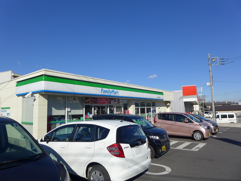 コンビニ　ファミリーマート（コンビニ）まで400m