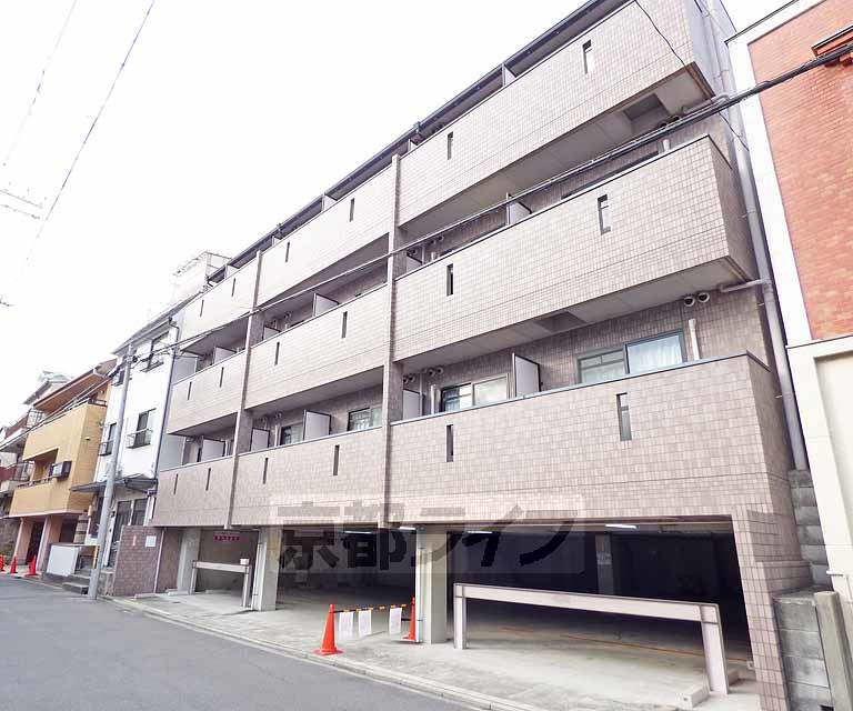 京都市北区北野上白梅町のマンションの建物外観