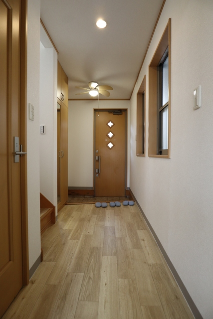 玄関　玄関廊下にも窓あります　前回募集参考写真
