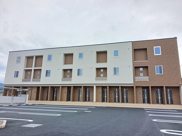 【南アルプス市藤田のアパートの建物外観】