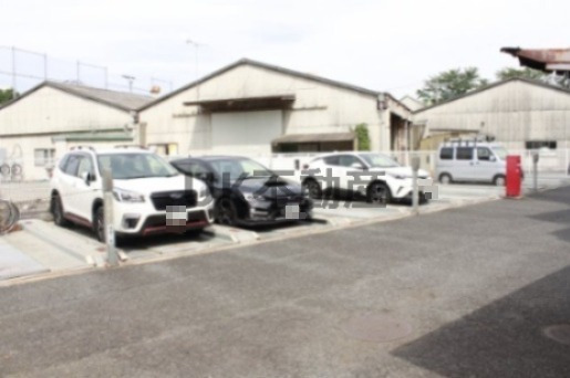 【朝霞市幸町のマンションの駐車場】