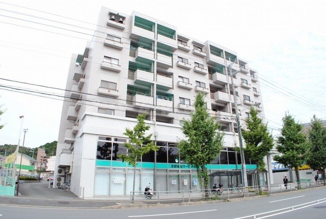 【京都市右京区常盤一ノ井町のマンションの建物外観】