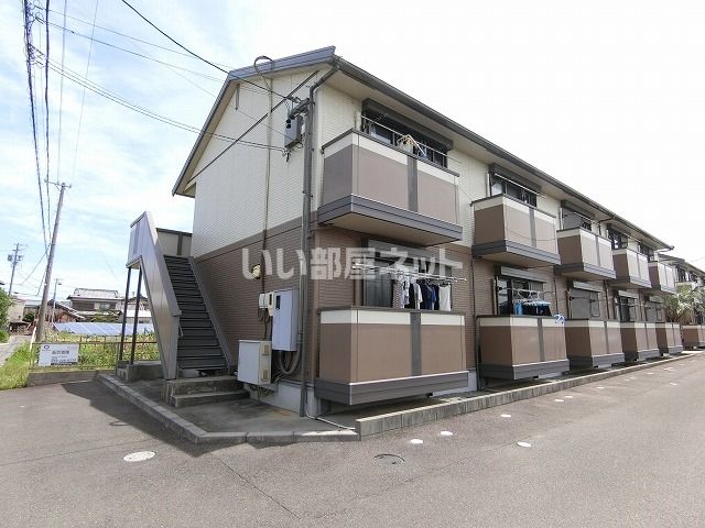 津市河芸町東千里のアパートの建物外観