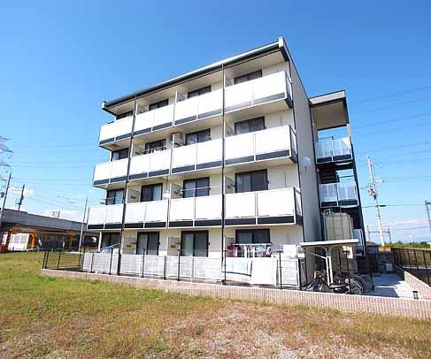 京田辺市三山木中央のアパートの建物外観