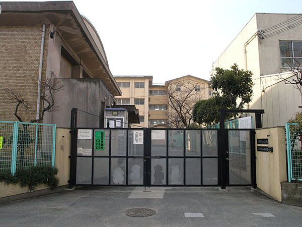 【ジャンピュールII番館の小学校】