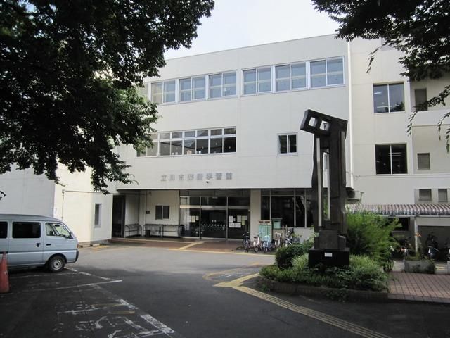 【立川市曙町のマンションの図書館】