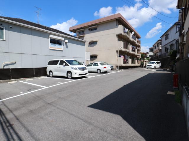 【生駒市新生駒台のマンションの駐車場】