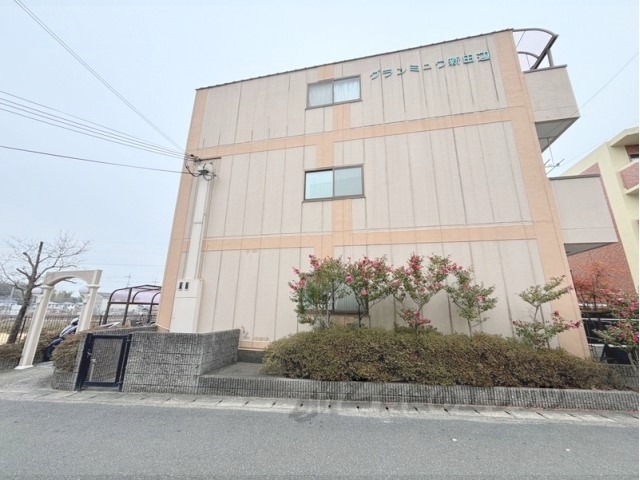 京田辺市田辺深田のマンションの建物外観