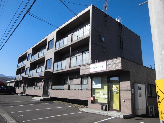 札幌市西区西野五条のマンションの建物外観