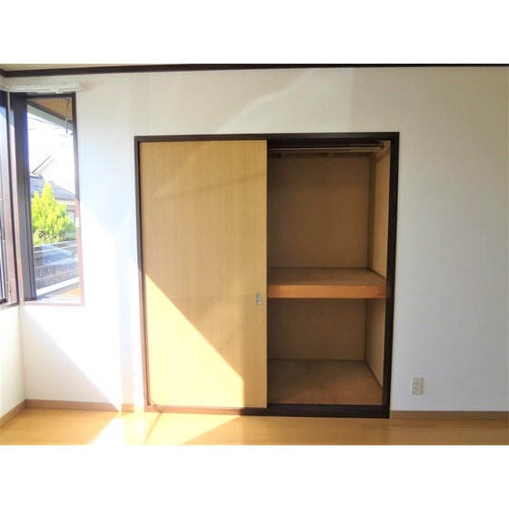 洗面設備　洋室の押し入れ