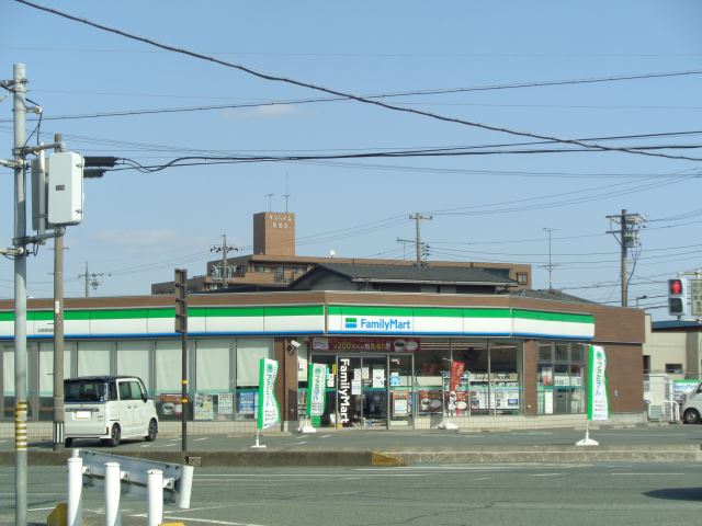 コンビニ　ファミリーマート（コンビニ）まで640m