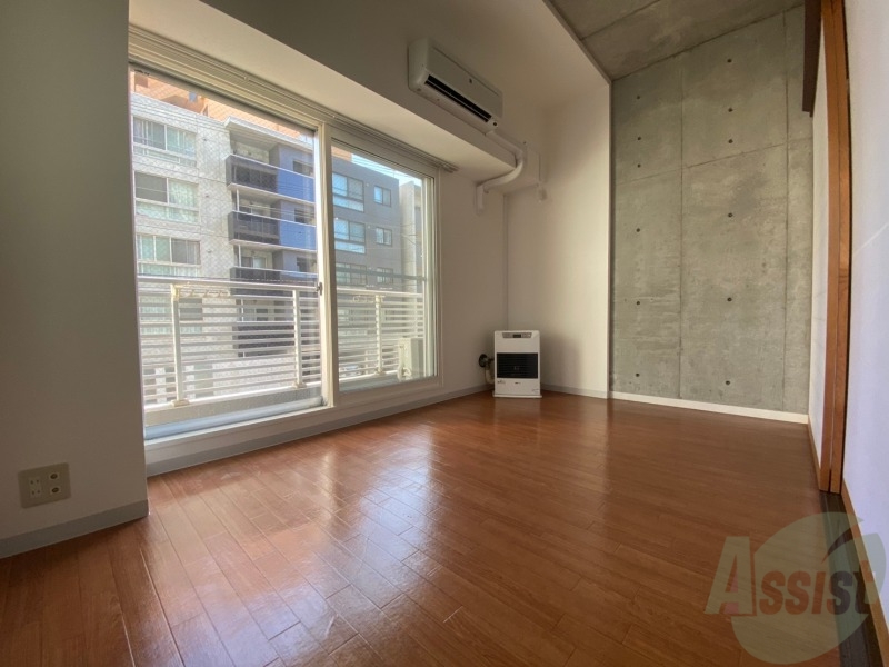 その他部屋・スペース　洋室には南向きの窓があり日中は電気を付けなくても明るいですよ