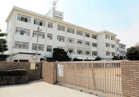 小学校　荒川小学校（小学校）まで1689m