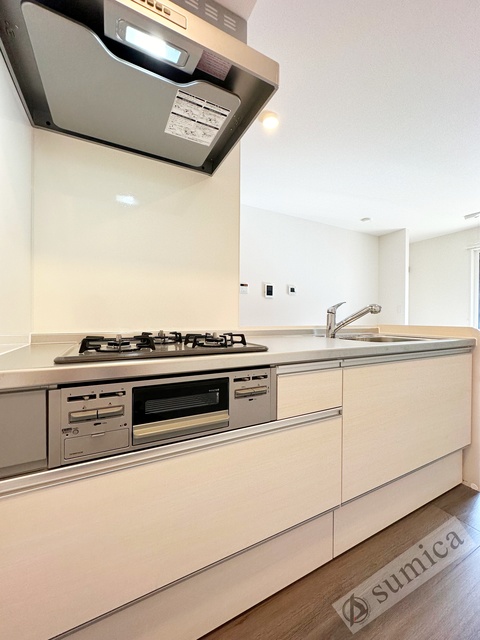 キッチン　ガス３口コンロ完備＾＾お一人でもお二人でもゆったり使えますね