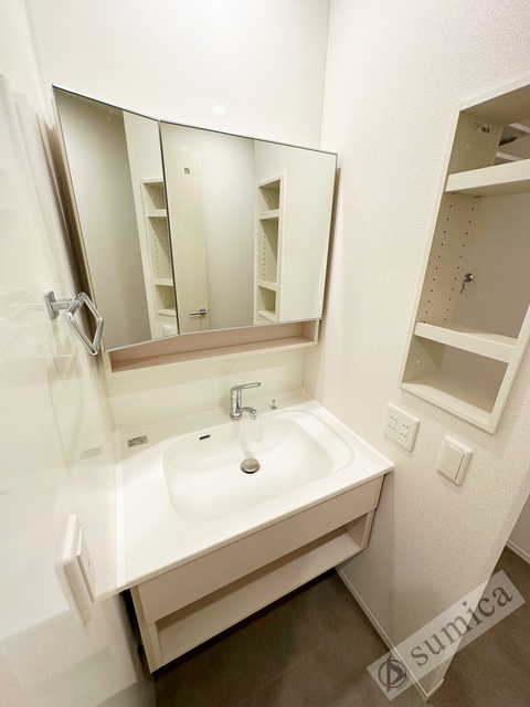 洗面設備　明るい洗面はより貴方を綺麗に。