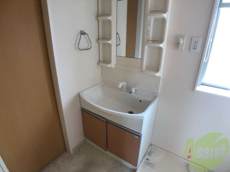 洗面設備　独立洗面で忙しい朝でも大助かりですね。