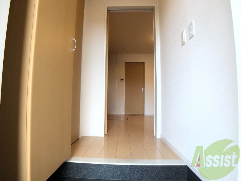 玄関　階段あがってお部屋があって、安心出来ますね。