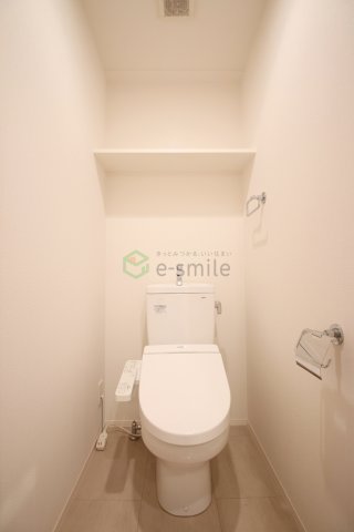 トイレ　落ち着いた色調のトイレです