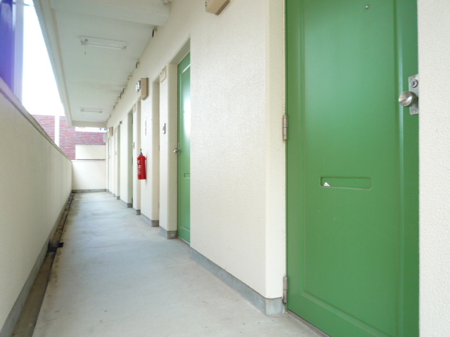 ロビー　玄関前通路