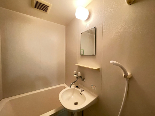 洗面設備　お風呂に洗面台があります