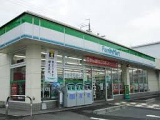 コンビニ　ファミリーマート（コンビニ）まで932m