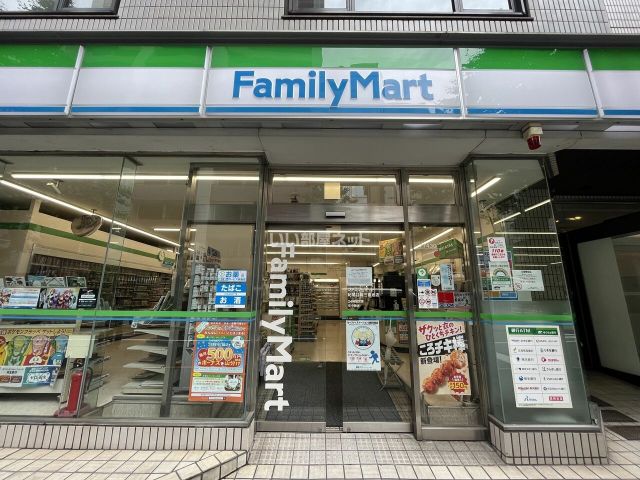 コンビニ　ファミリーマート紀尾井町三番地店（コンビニ）まで55m
