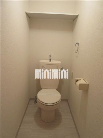 トイレ　トイレ、上部に棚あります