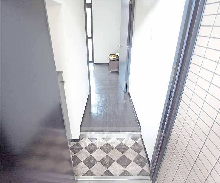 玄関　シックな室内に仕上がっております。