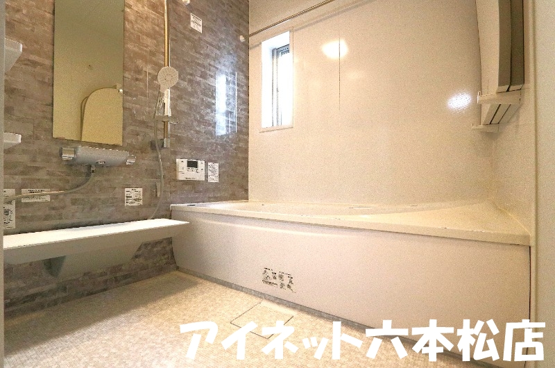 バス・シャワールーム　ゆったりとくつろげるバスルームです