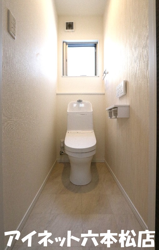 トイレ　窓付きのトイレで明るいです