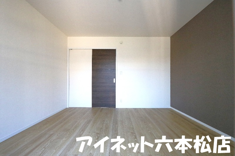 その他部屋・スペース　7帖超えの洋室で広々しています