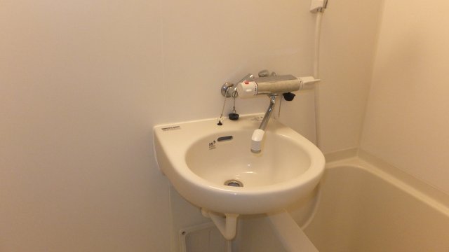 洗面設備　明るい洗面所です