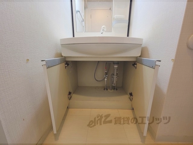 洗面設備　大きめの鏡です