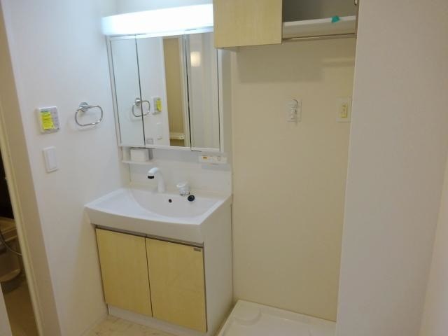 洗面設備　朝に便利なシャンプードレッサー完備しています。