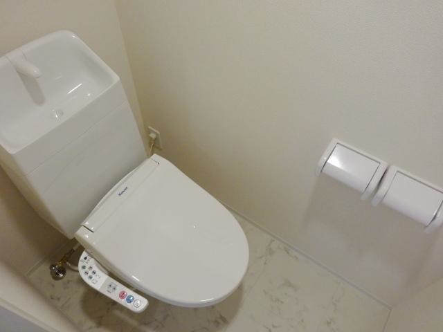 トイレ　嬉しいウォシュレット付きのトイレです。