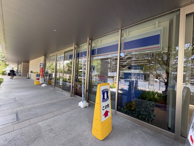 コンビニ　ローソン　広島二葉の里三丁目店（コンビニ）まで358m