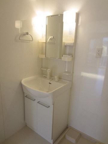 洗面設備　忙しい朝の身支度に嬉しい独立洗面台。