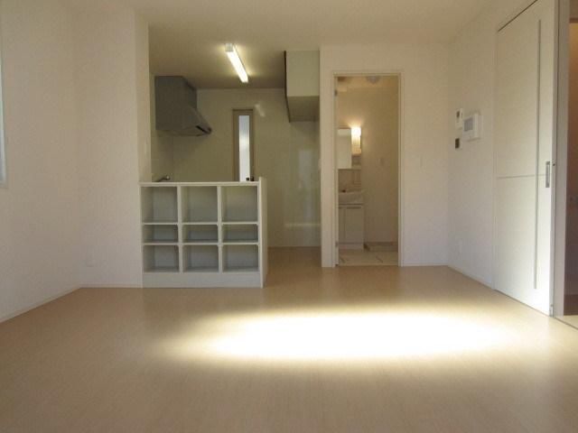 居室・リビング　カウンターキッチンの広々リビングです。