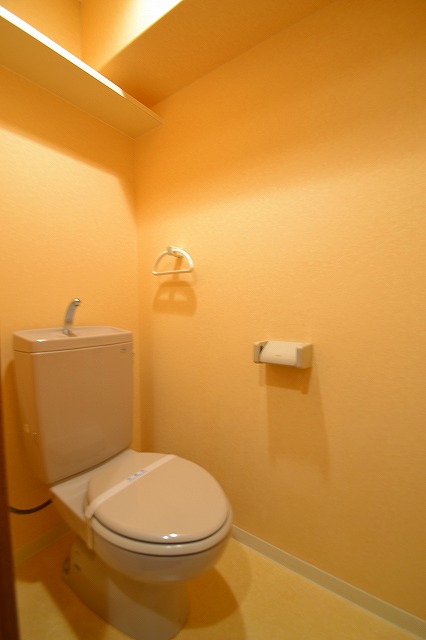 トイレ　お手洗いです☆棚もあって便利ですね☆