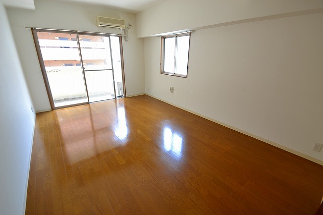 居室・リビング　キレイなフローリングの広々としたお部屋です☆