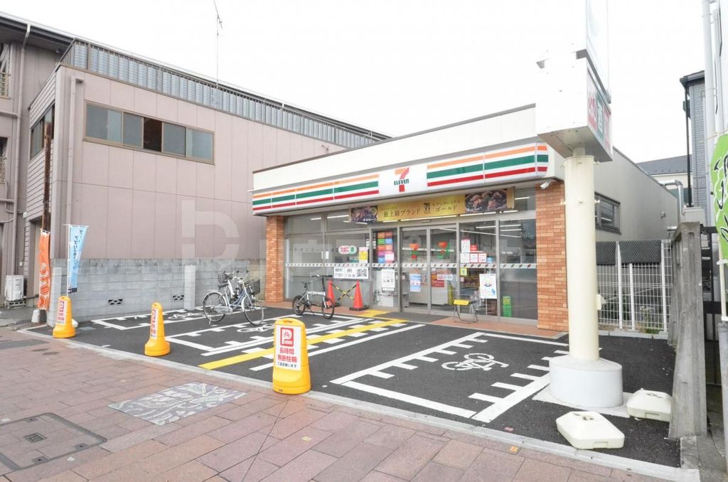 コンビニ　セブンイレブン足立竹ノ塚駅西店（コンビニ）まで70m