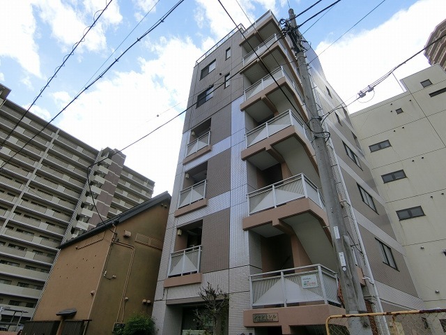 建物外観　6階建ての建物です