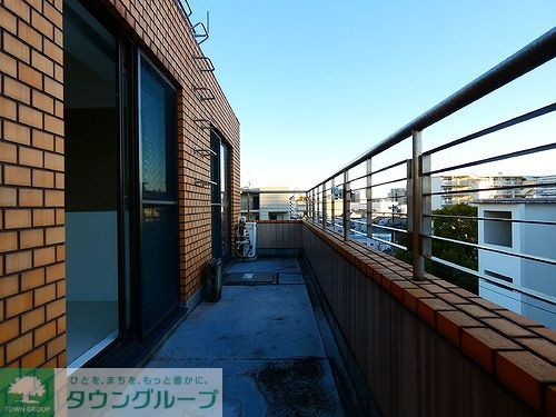 バルコニー　バルコニー（９.８m2）