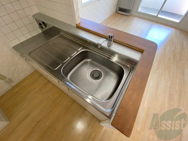 キッチン　キッチンはシックなデザインでした。洗い場も大きい。