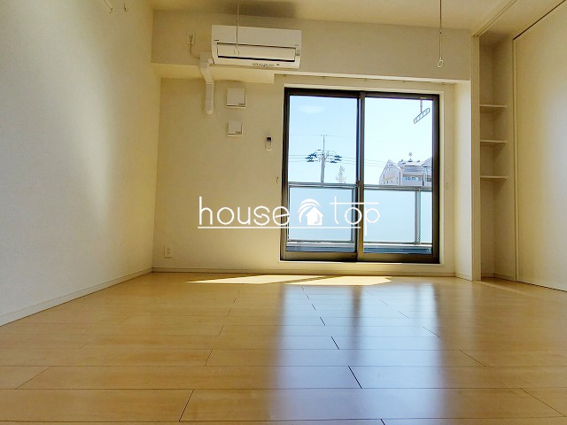 居室・リビング　南面の明るい洋室