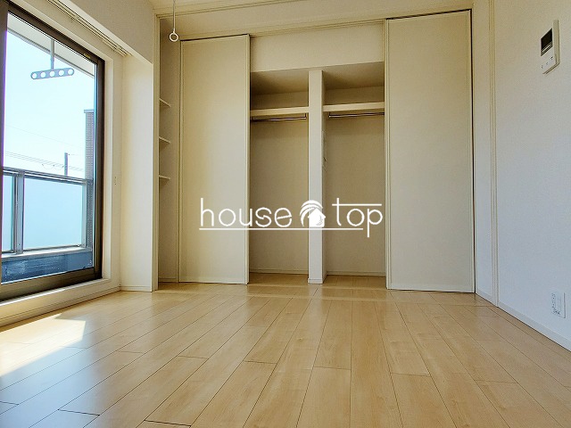 居室・リビング　テーブルやベッドなど設置可能