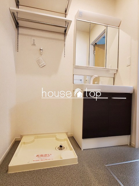 洗面設備　シャワー付洗面台完備