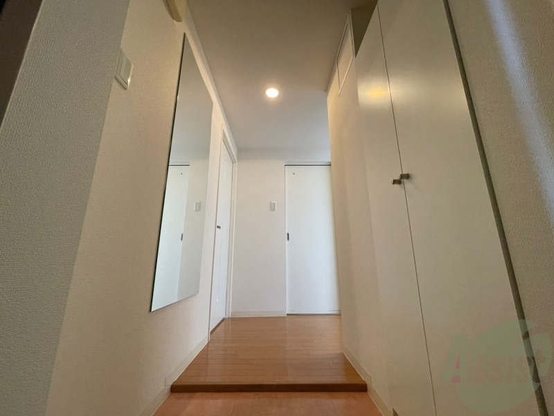 玄関　玄関の様子です。明るい印象ですね。気分もあがりそう。