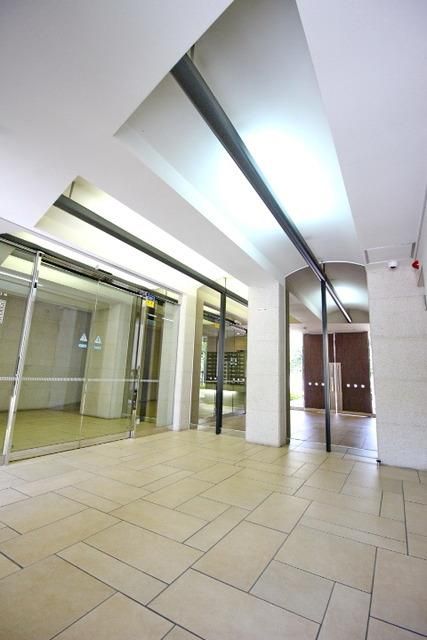 エントランス　ロビー内も綺麗で広々しています