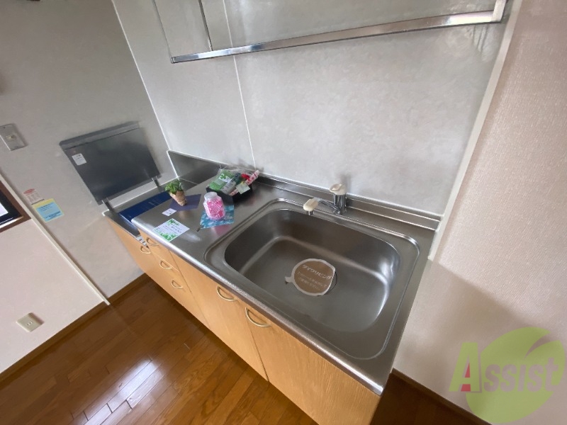 キッチン　シンプルで使いやすいキッチンです。下には収納もございます。